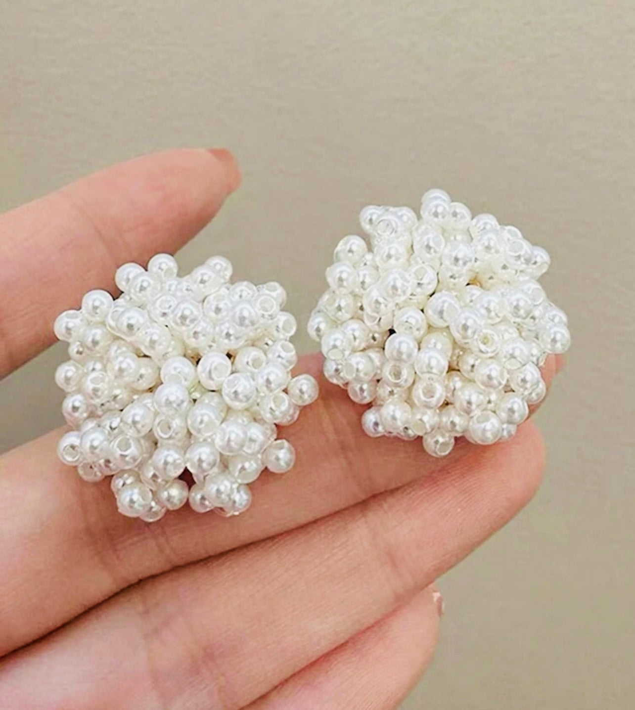 Eleganta pärlörhängen för alla tillfällen