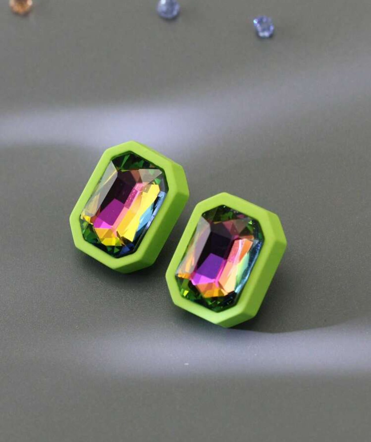 ”Cube” örhängen i gröna toner, perfekt för dagligt bruk