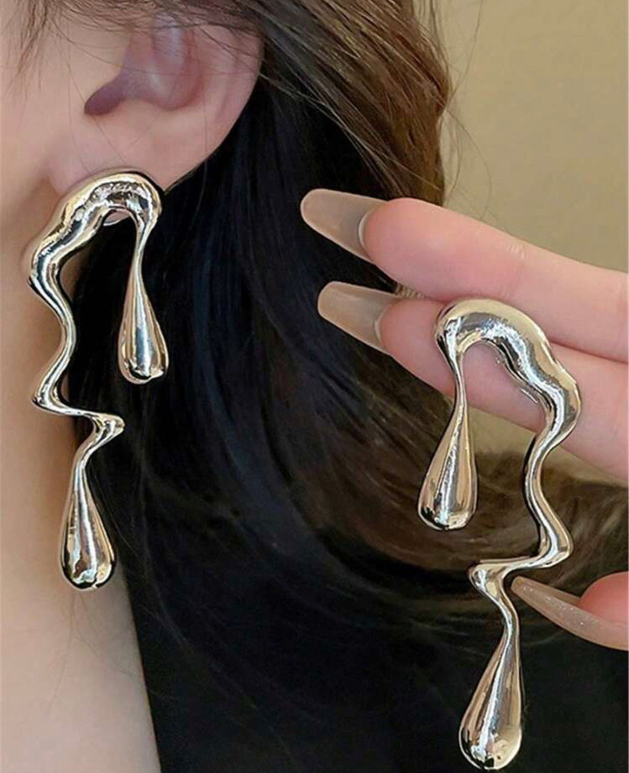 Asymmetriska silverfärgade örhängen