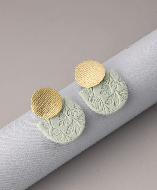 Örhängen med blomdetalj, i underbara toner.